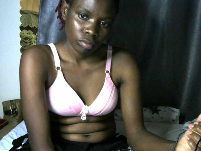 Queenbeea live cam on BongaCams