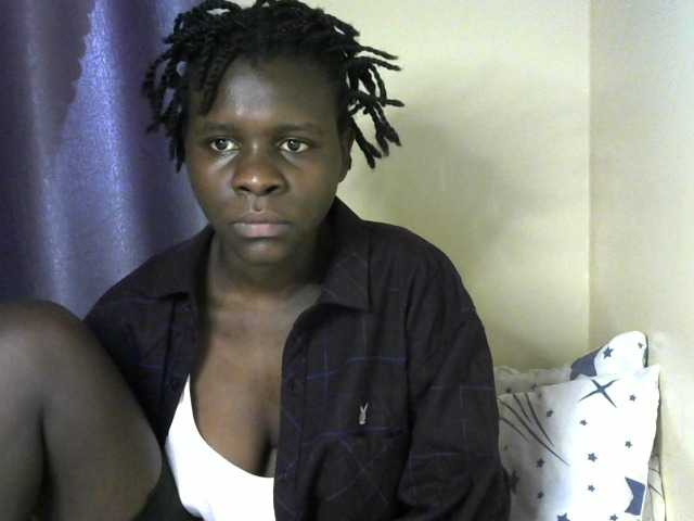 Queenbeea live cam on BongaCams