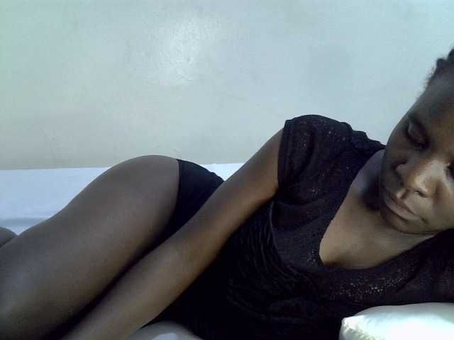 Queenbeea live cam on BongaCams