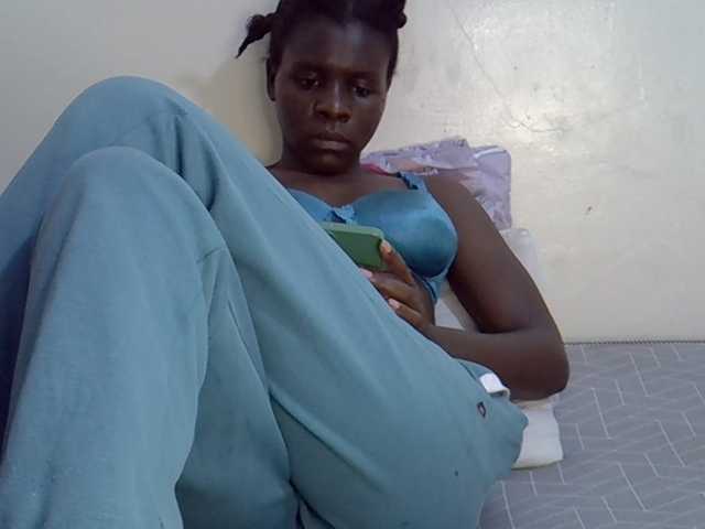 Queenbeea live cam on BongaCams