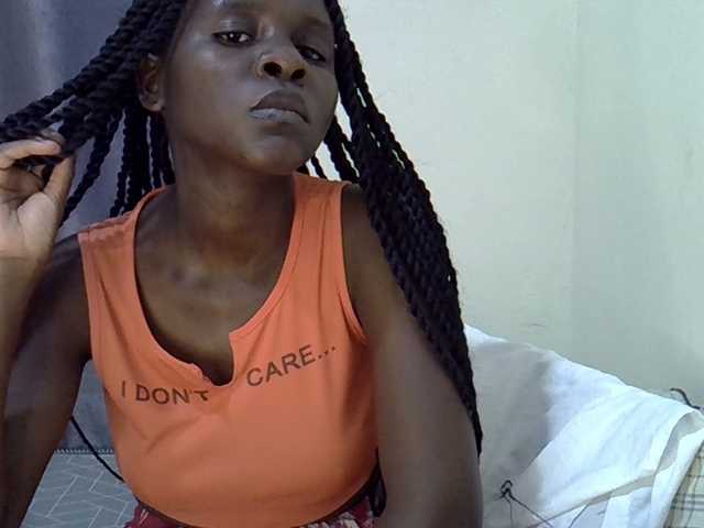 Queenbeea live cam on BongaCams