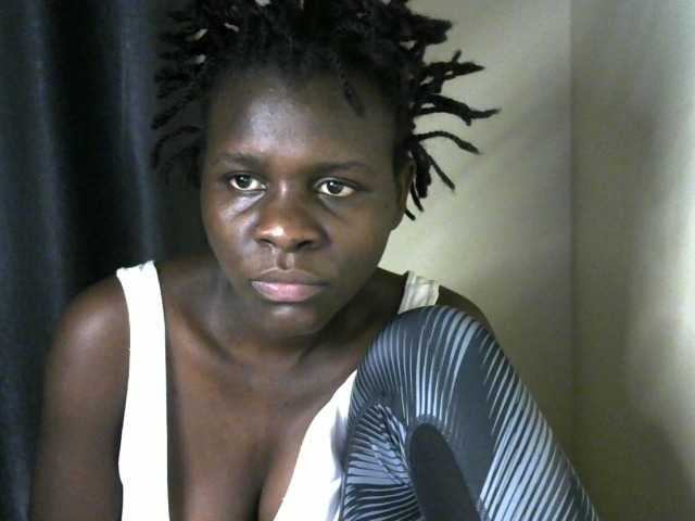 Queenbeea live cam on BongaCams