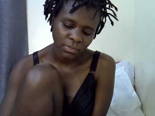 Queenbeea live cam on BongaCams