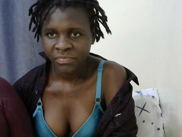 Queenbeea live cam on BongaCams
