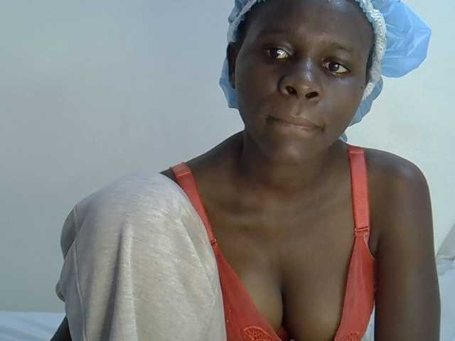Queenbeea live cam on BongaCams