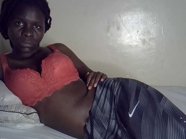 Queenbeea live cam on BongaCams