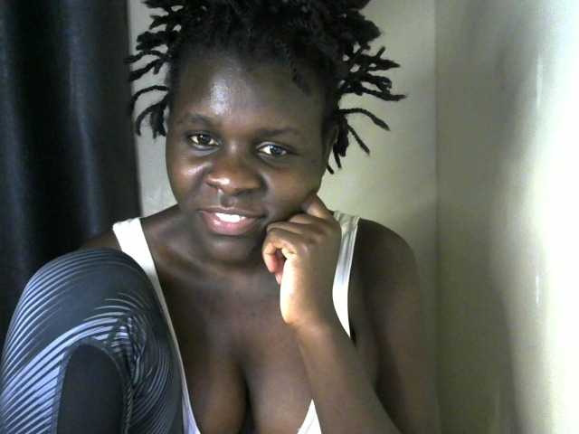 Queenbeea live cam on BongaCams