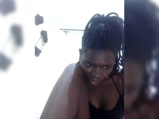 Queenbeea's BongaCams show and profile