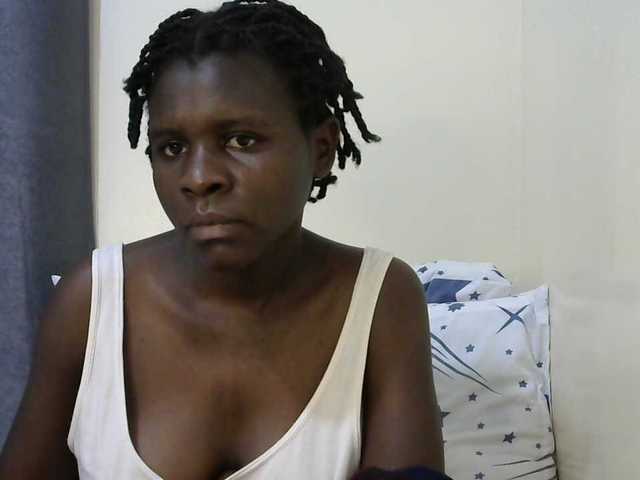 Queenbeea live cam on BongaCams
