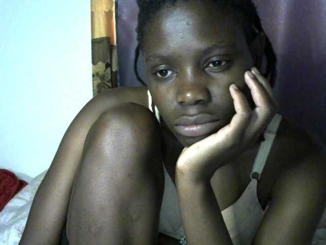 Queenbeea live cam on BongaCams