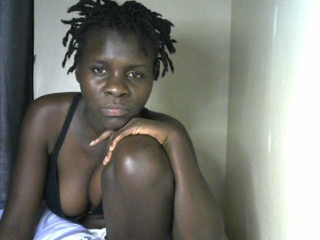Queenbeea live cam on BongaCams