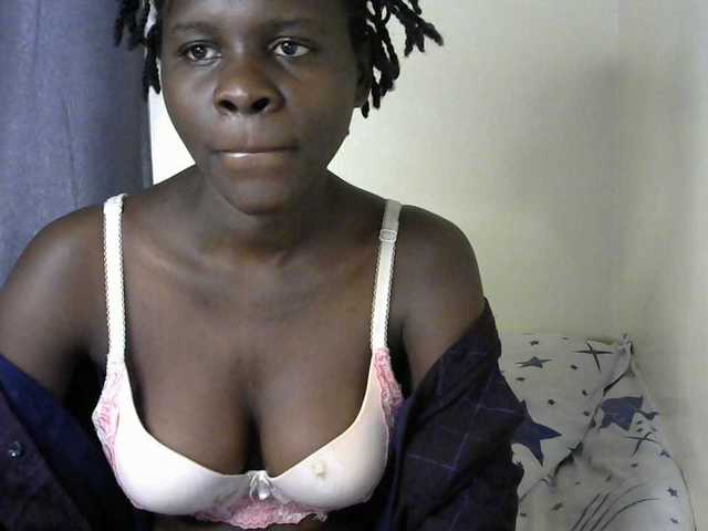 Queenbeea live cam on BongaCams