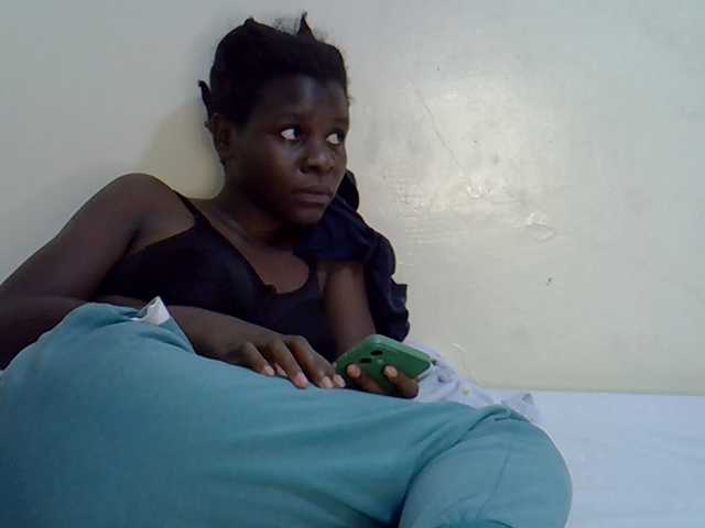 Queenbeea live cam on BongaCams