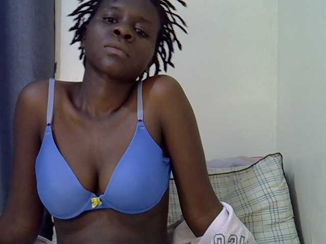 Queenbeea live cam on BongaCams