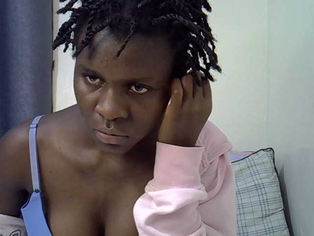 Queenbeea live cam on BongaCams