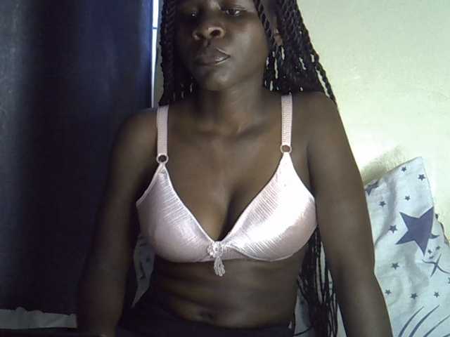 Queenbeea live cam on BongaCams