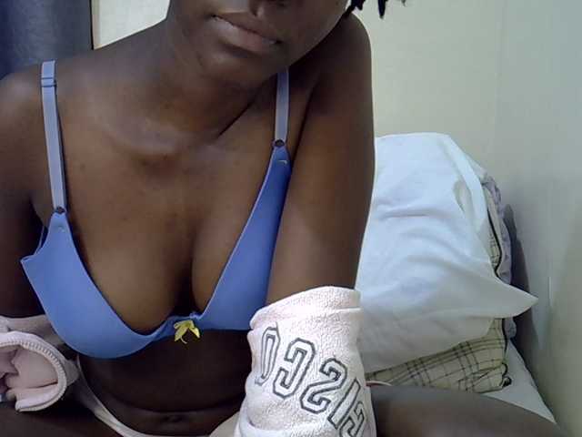 Queenbeea live cam on BongaCams