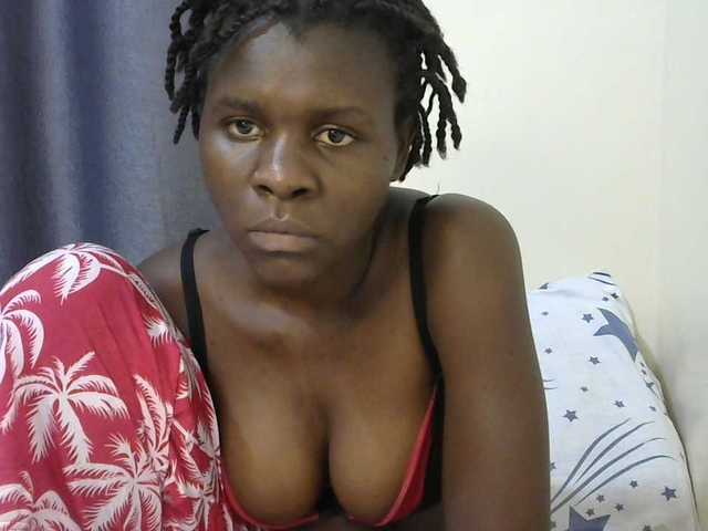 Queenbeea live cam on BongaCams