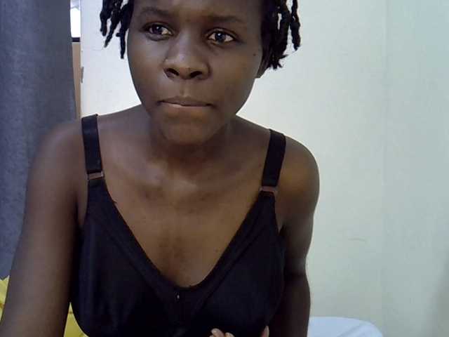 Queenbeea live cam on BongaCams