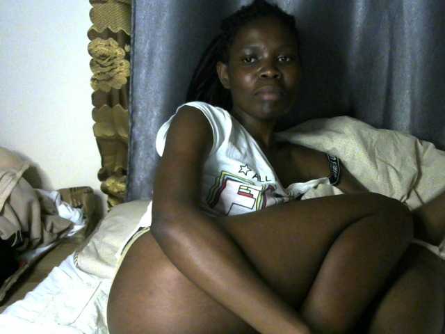 Queenbeea live cam on BongaCams