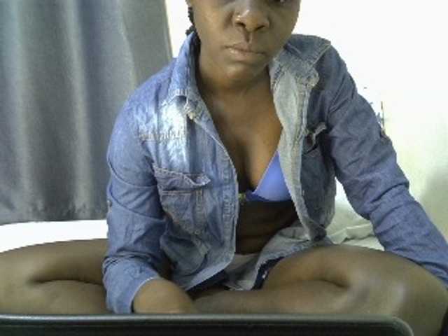 Queenbeea live cam on BongaCams