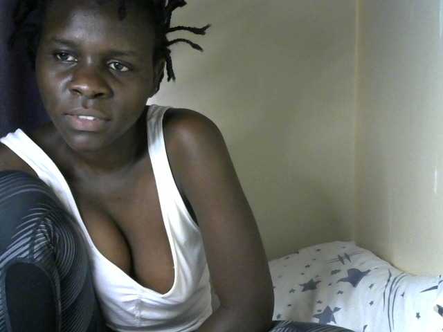 Queenbeea live cam on BongaCams