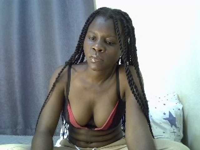 Queenbeea live cam on BongaCams
