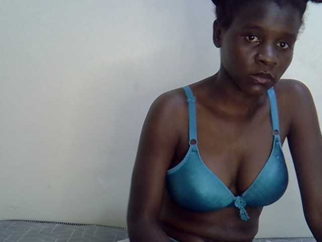 Queenbeea live cam on BongaCams