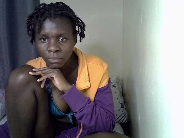 Queenbeea live cam on BongaCams