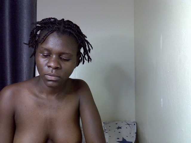 Queenbeea live cam on BongaCams