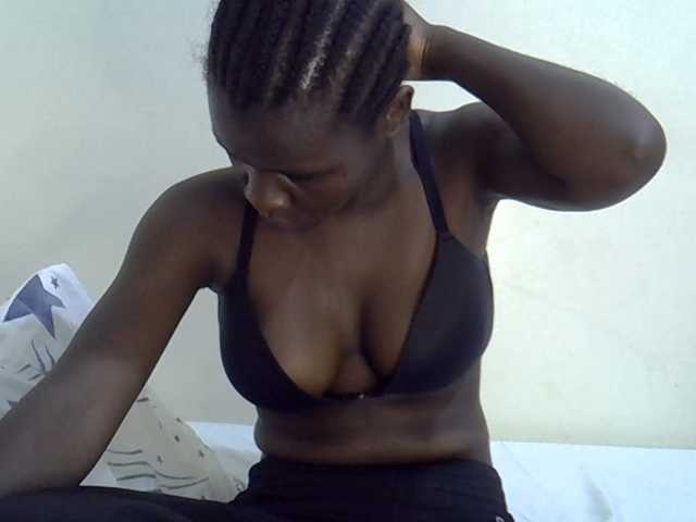 Queenbeea live cam on BongaCams