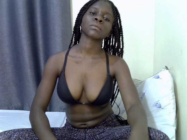 Queenbeea live cam on BongaCams