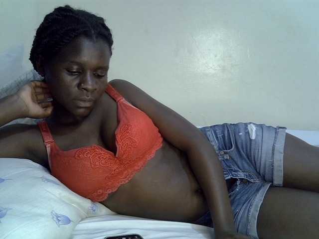 Queenbeea live cam on BongaCams