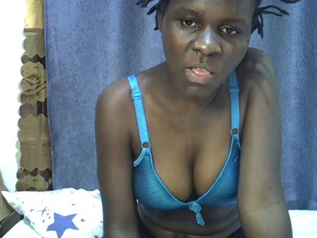 Queenbeea live cam on BongaCams