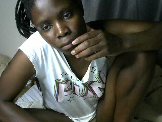 Queenbeea live cam on BongaCams