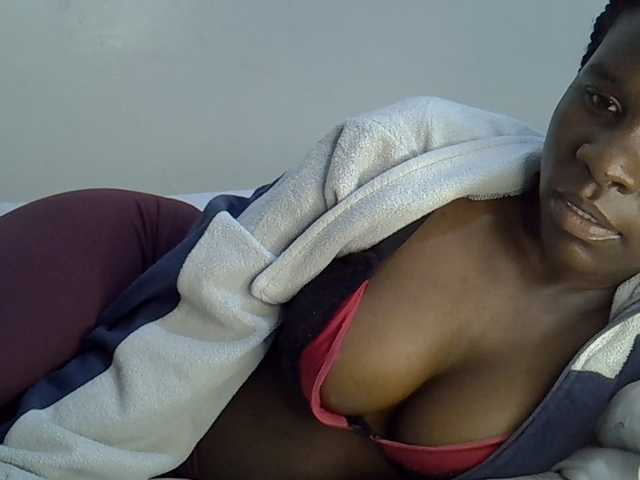Queenbeea live cam on BongaCams
