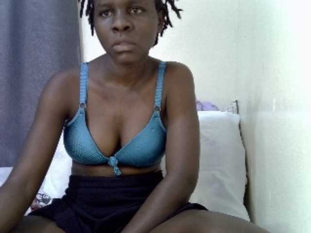 Queenbeea live cam on BongaCams