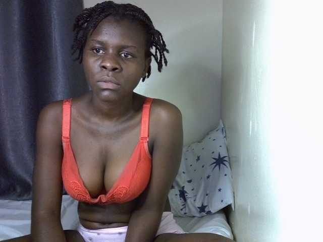 Queenbeea live cam on BongaCams
