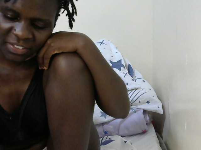 Queenbeea live cam on BongaCams