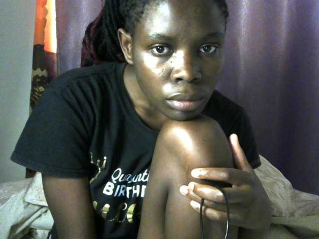 Queenbeea live cam on BongaCams