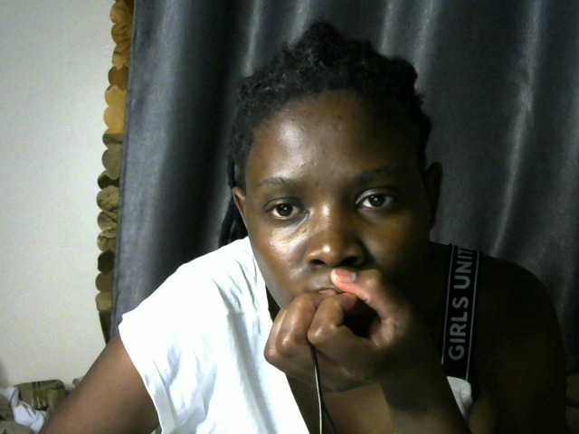 Queenbeea live cam on BongaCams