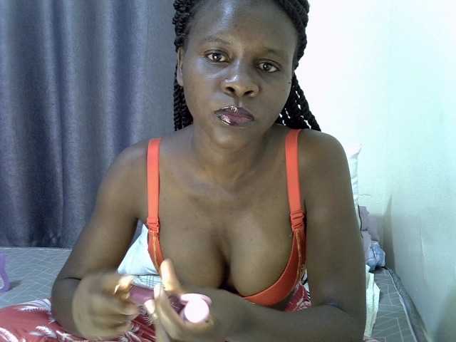 Queenbeea live cam on BongaCams