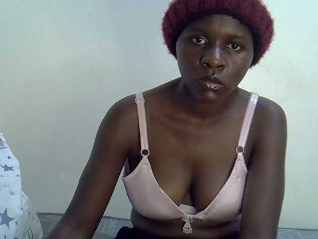 Queenbeea live cam on BongaCams
