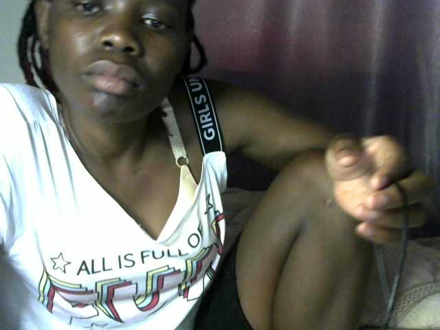 Queenbeea live cam on BongaCams