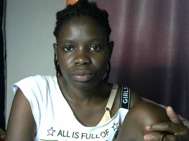 Queenbeea live cam on BongaCams