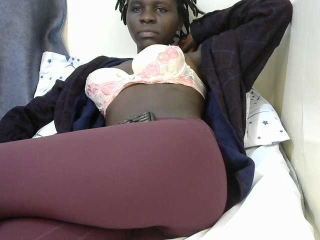 Queenbeea live cam on BongaCams