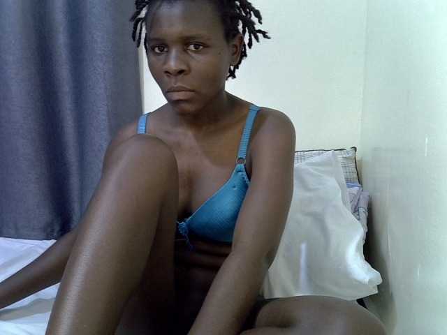 Queenbeea live cam on BongaCams