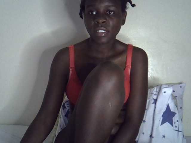 Queenbeea live cam on BongaCams