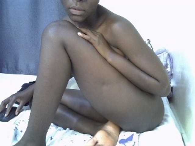 Queenbeea live cam on BongaCams