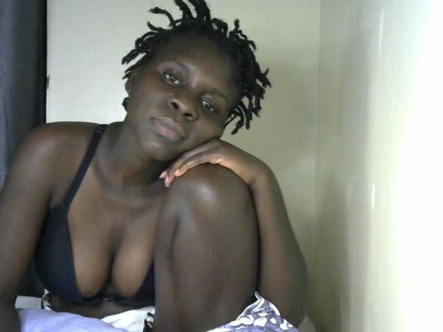 Queenbeea live cam on BongaCams